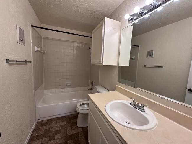 Building Photo - 9797 Leawood Blvd