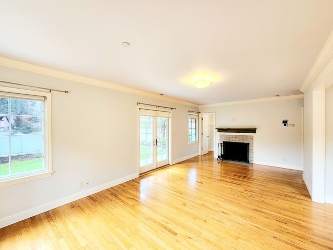 Building Photo - Amazing 1 bedroom with private backyard an...