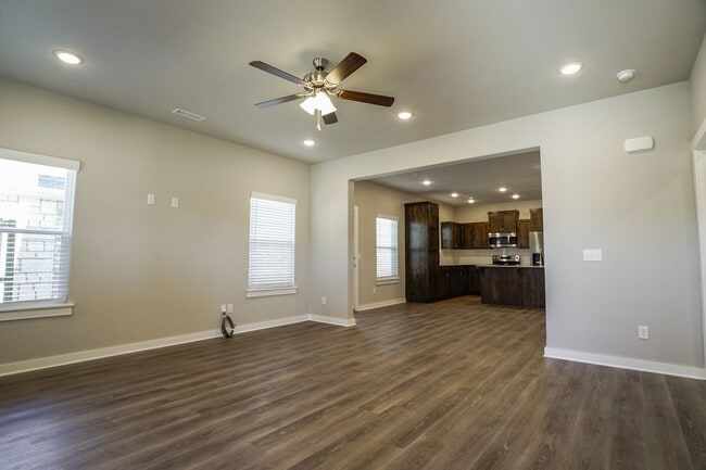 Building Photo - 4 Bedroom 3.5 bath home in Fayetteville!