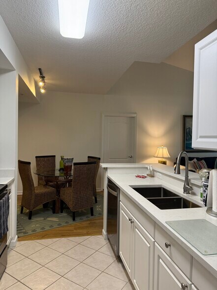 Building Photo - 5095 Fairways Cir