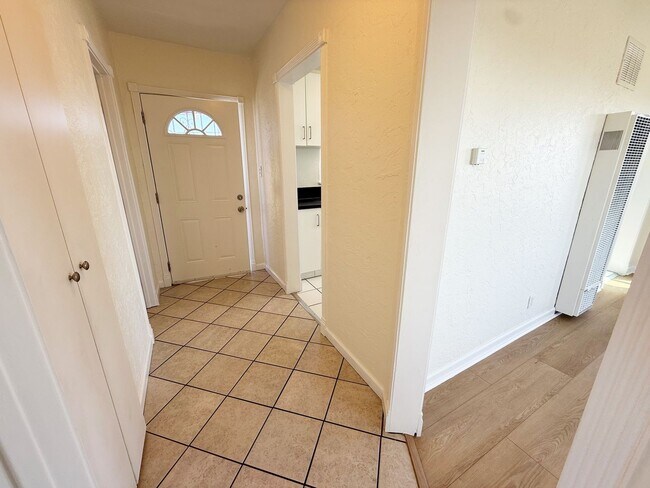 Building Photo - 1 Bed/1 Bath Upper Level Condo For Rent in Colina Del Sol!