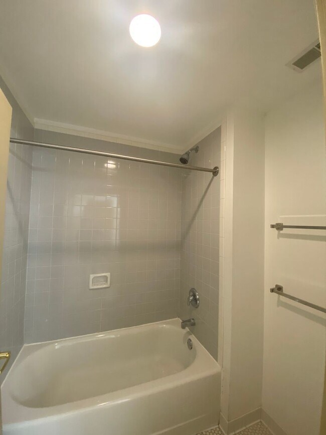 Building Photo - Renovated 2 Bed 1 Bath Apartment with W/D!