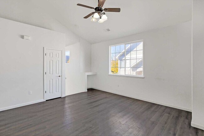 Building Photo - Modern 2-Bedroom, 2-Bath Condo in Grand Junction