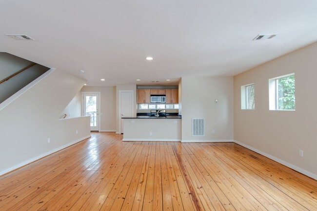 Building Photo - Stunning Contemporary 3-Story 3/2/2 Townhome in Oaklawn Gated Community!