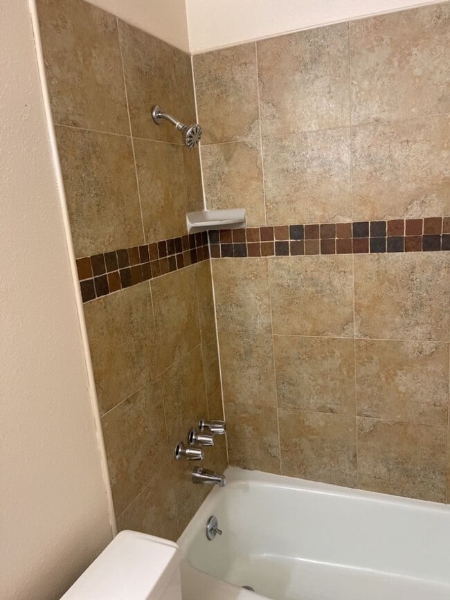 Building Photo - 2 Bed 1 Bath Duplex