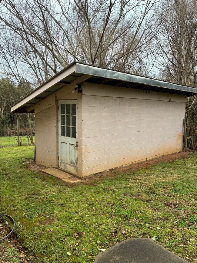 Building Photo - 3 Bedroom home near downtown and campus.