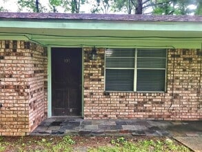 Building Photo - 2 Bed 1 bath apartment