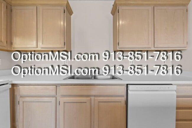 Building Photo - Well Maintained Half Duplex