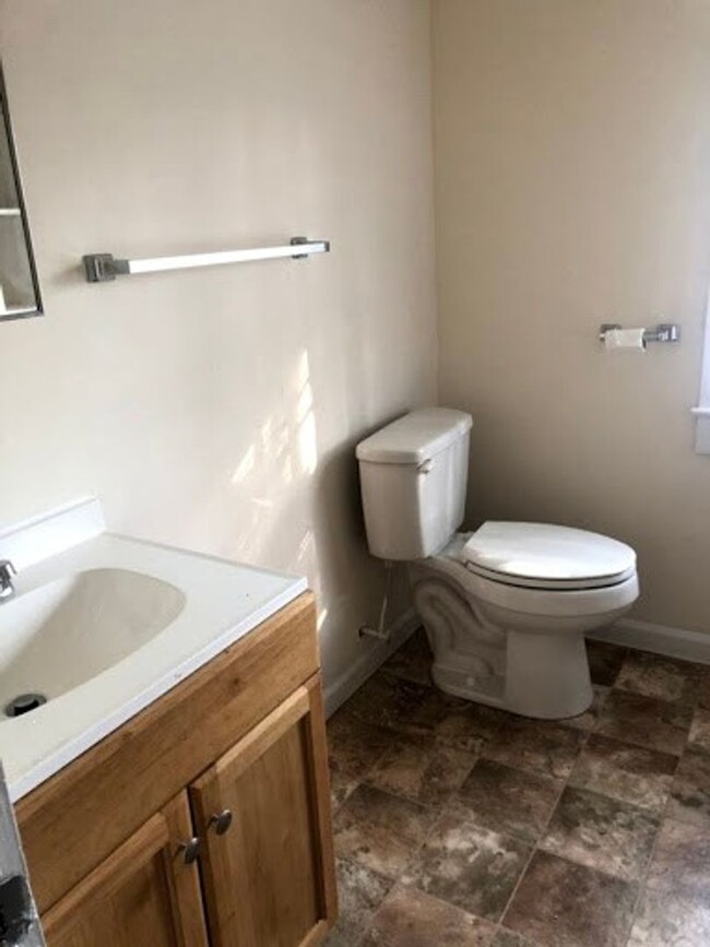 Building Photo - Two bedroom, 1 bath Quadplex in Burlington