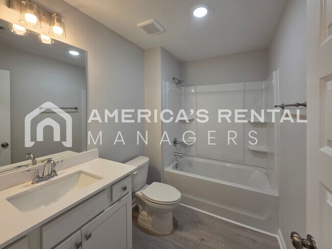 Building Photo - Modern Living in Brookwood Station!