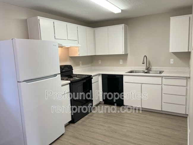 Building Photo - 1448 NE Thomas Ct