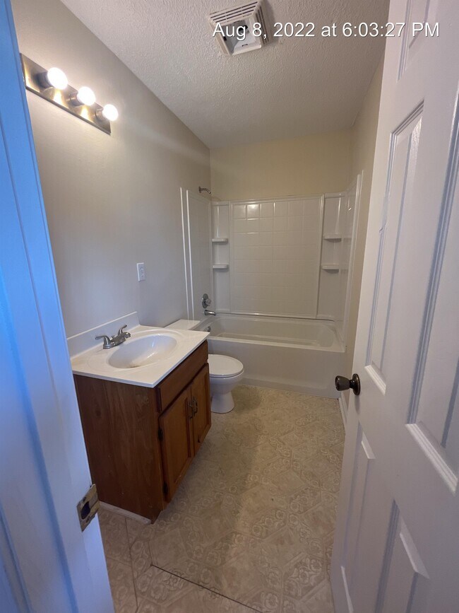 Building Photo - 258 Lakeview Dr