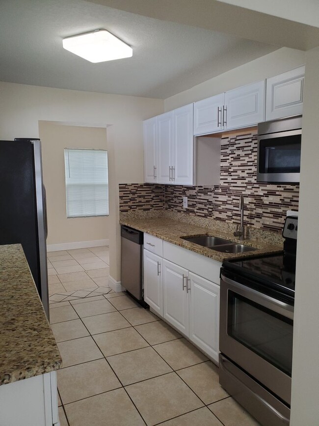 Building Photo - 2 Bed, 1 Bath Home – Minutes from Downtown...