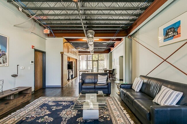 Building Photo - 1006 Houston St