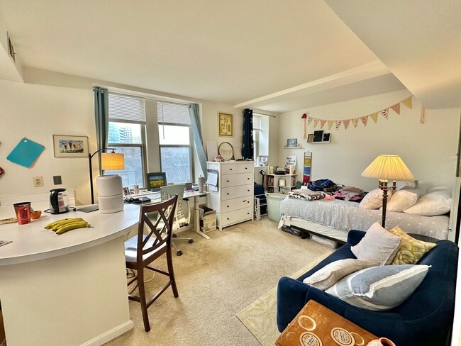 Building Photo - Château Living in this Dupont Circle Delightful Studio- Blocks from the Metro!