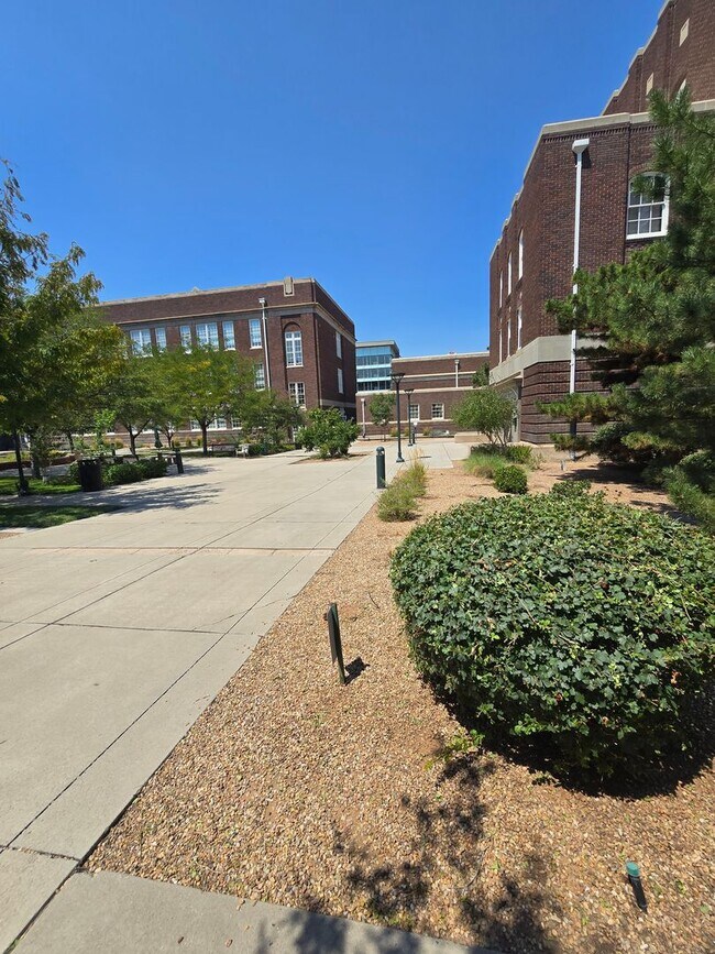Building Photo - Beautiful 2BR , 2BA 2nd floor loft in East...