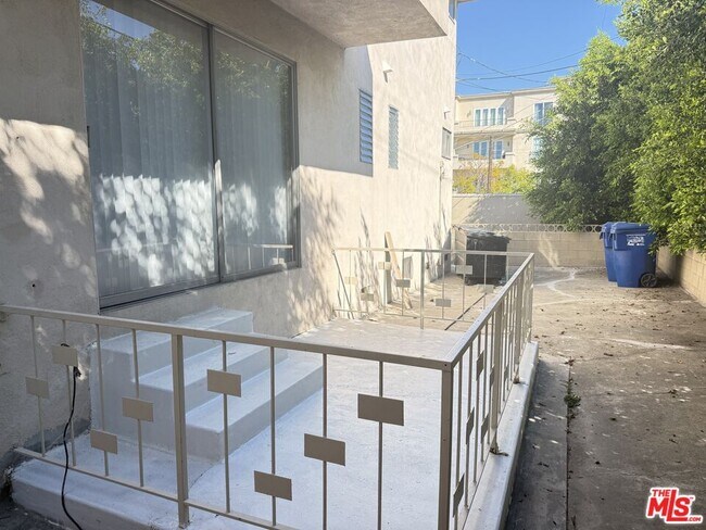 Building Photo - 1438 S Canfield Ave