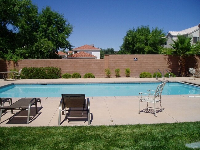 Building Photo - Skyhawk Townhome