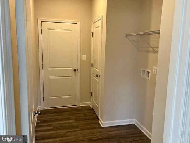 Building Photo - 400 Silver Birch Dr