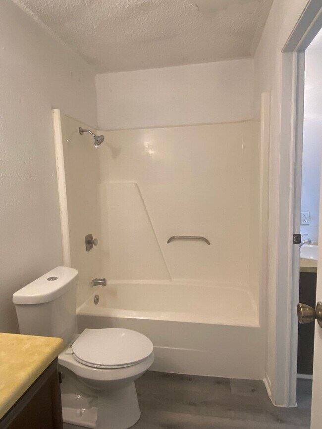 Building Photo - 2 BEDROOM DUPLEX, LAWN CARE AND WATER INCL...