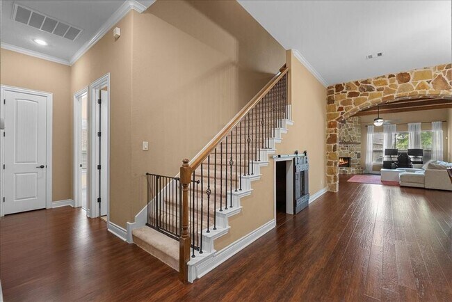 Building Photo - 321 Westwood Dr