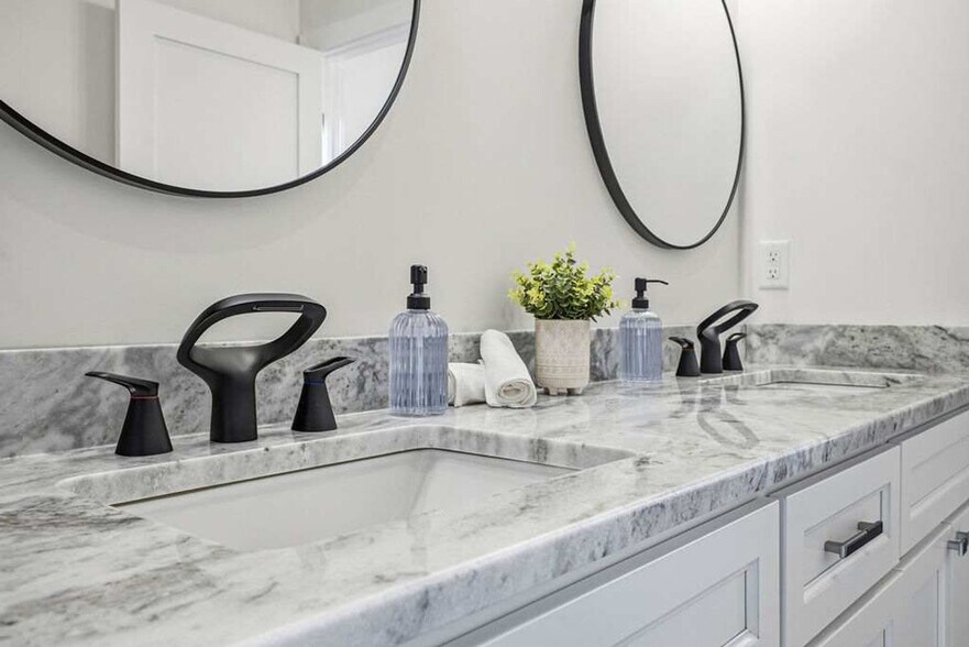 Building Photo - 268 Everett St