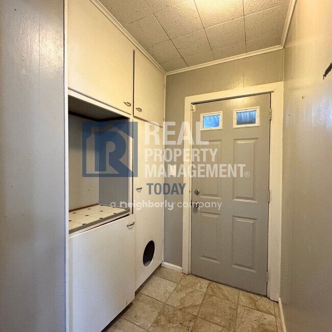 Building Photo - Sweet 3 bedroom and 2 bath + 3 car garage ...