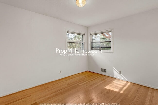 Building Photo - Quintessential Two Bedroom home in SW - Beautiful Backyard!