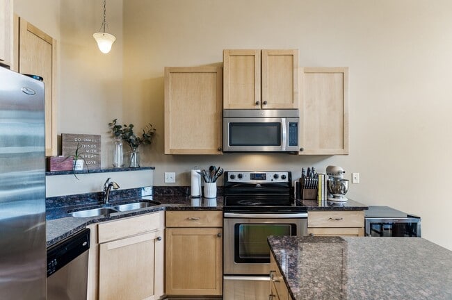 Building Photo - Spacious 3-Bedroom Townhome in Prime Savage/Prior Lake Location