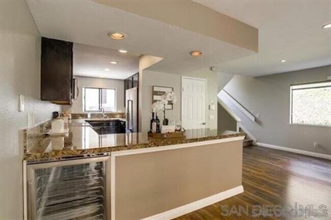 Building Photo - Gorgeous Tri-Level End Unit Home