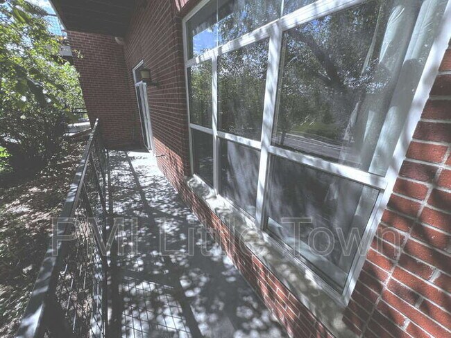 Building Photo - 5677 S Park Pl