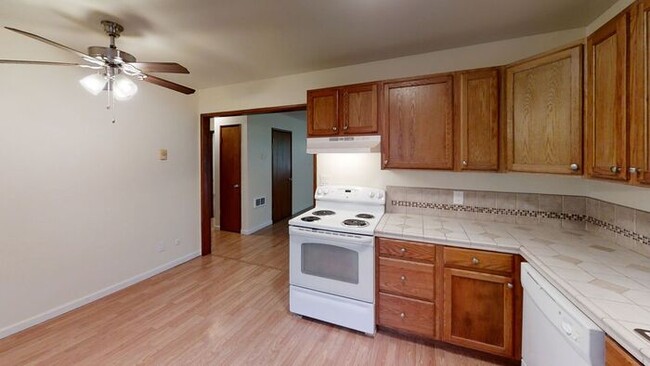 Building Photo - Charming First-Floor Mid-Century Apartment...