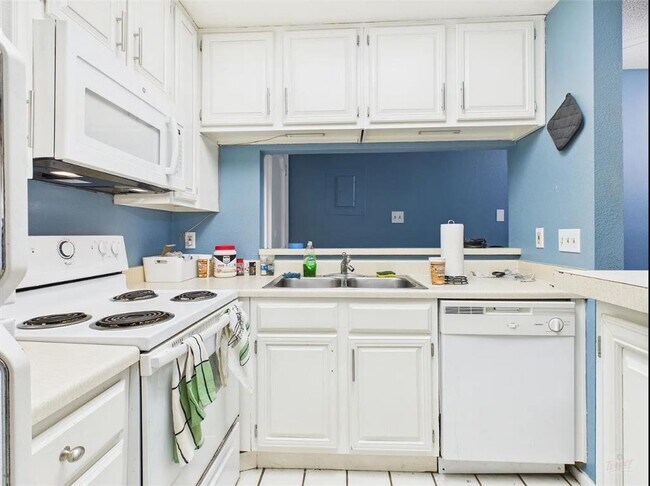 Building Photo - 806 W 24th St