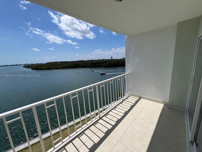Building Photo - 500 Bayview Dr