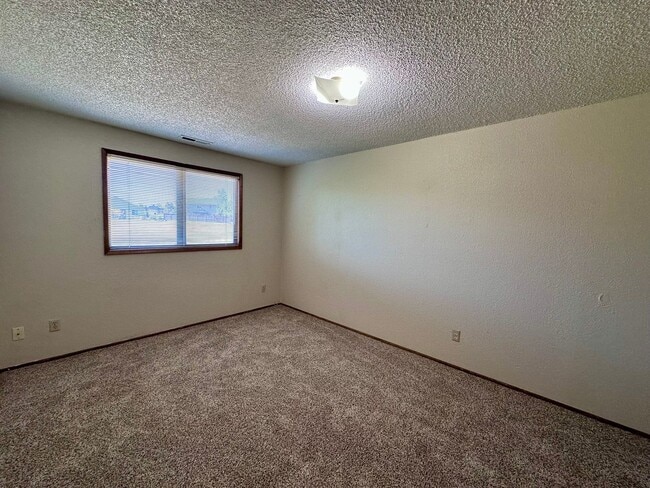 Building Photo - 970 S 55th Pl