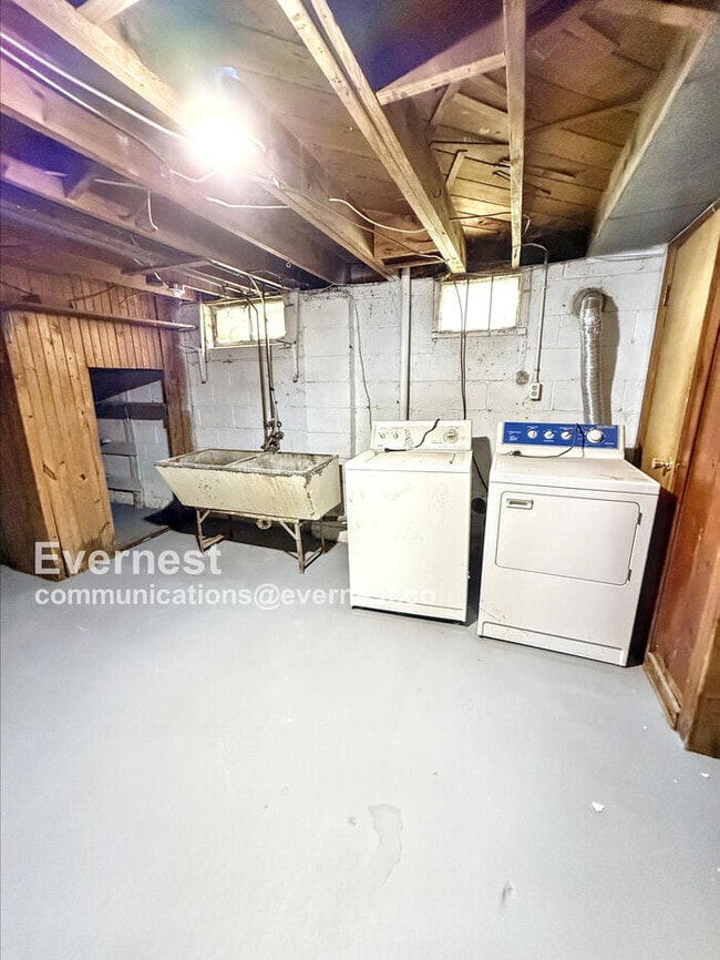 Building Photo - 18184 Riopelle St