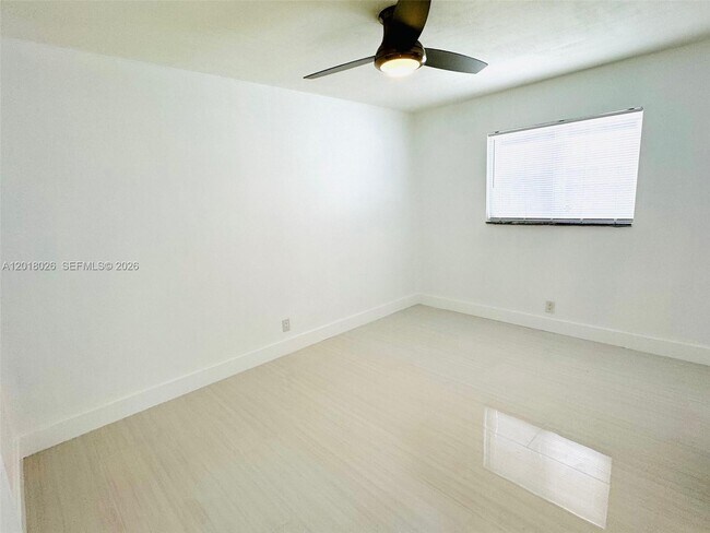 Building Photo - 105-107 NE 30th Ct