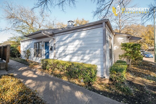 Building Photo - Sweet townhome in Dallas