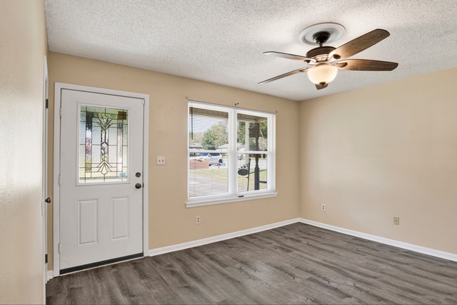 Building Photo - 3 bed 2 bath home with solar panels and la...