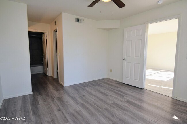 Building Photo - 5855 N Kolb Rd