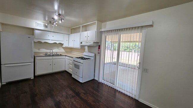 Building Photo - 3 Bed 2 Bath