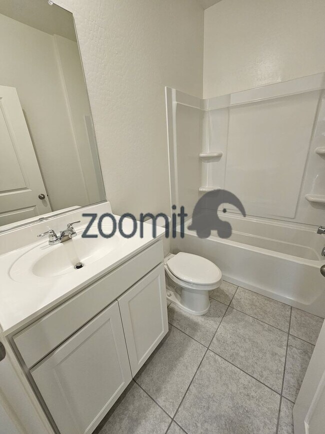 Building Photo - BEAUTIFUL HOME 4 BEDROOMS 3 BATHS!