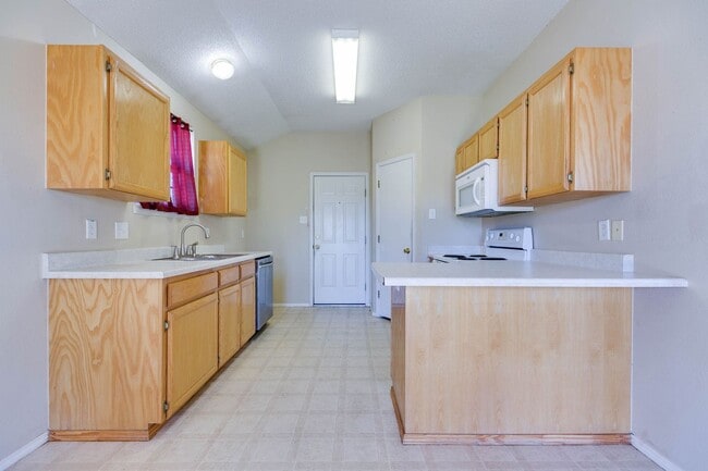 Building Photo - NOW AVAILABLE - 3 Bedroom Home in the PaulAnn Neighborhood!