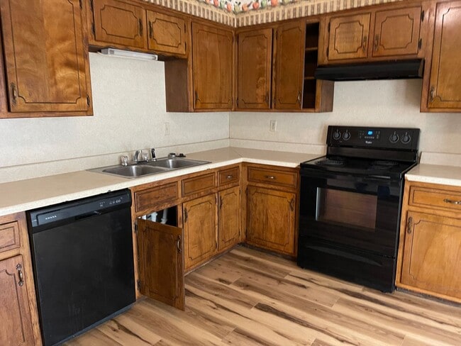 Building Photo - 3 BEDROOM 1.5 BATHROOM TOWNHOUSE FOR RENT