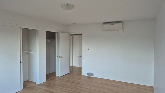 Building Photo - Amazing 2 Bedroom 1 Bath with View in NW P...