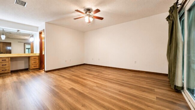 Building Photo - 35025 Raintree Dr