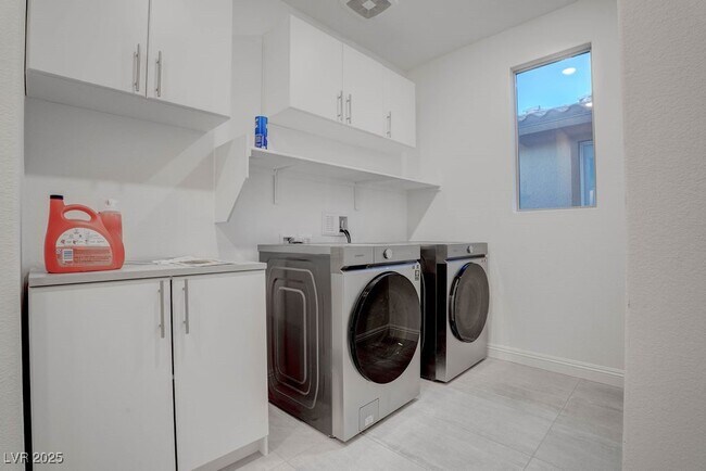 Building Photo - 230 Carmel Sky St