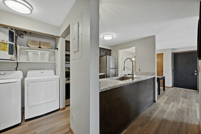 Building Photo - 902 Benton Dr
