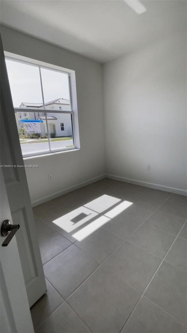 Building Photo - 2760 SE 26th Ave