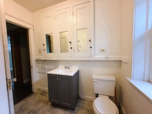 Building Photo - 2nd Floor Unit for Rent